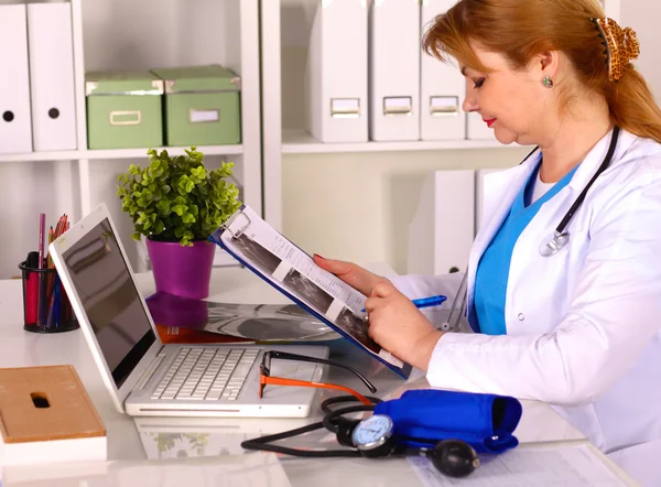 Ofis masasındaki kadın doktor