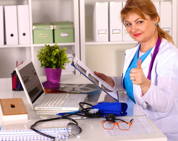 Ofis masasındaki kadın doktor