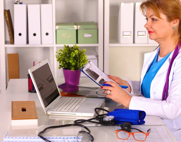 Ofis masasındaki kadın doktor