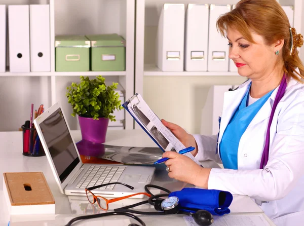 Doctora en el escritorio en el consultorio — Foto de Stock