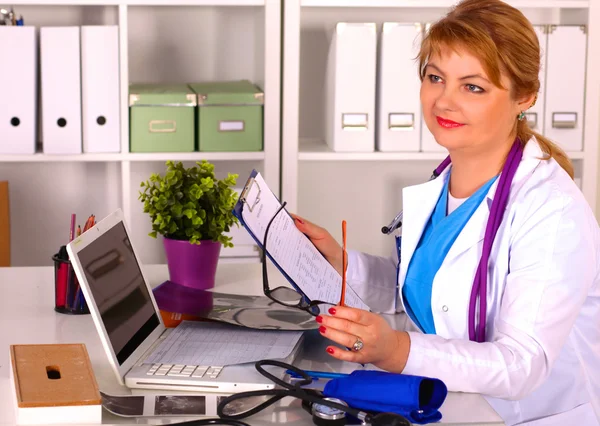 Doctora en el escritorio en el consultorio — Foto de Stock