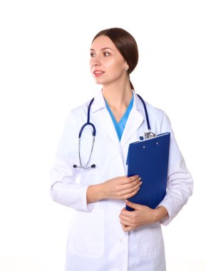 boş alan işareti veya beyaz arka plan üzerinde izole boşaltmak için gösterilen mutlu gülümseyen genç güzel kadın doktor