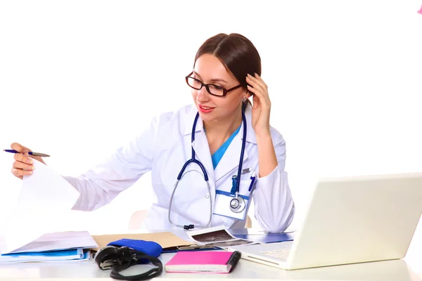 Porträtt av ung kvinnlig läkare sitter vid skrivbordet på sjukhus — Stockfoto
