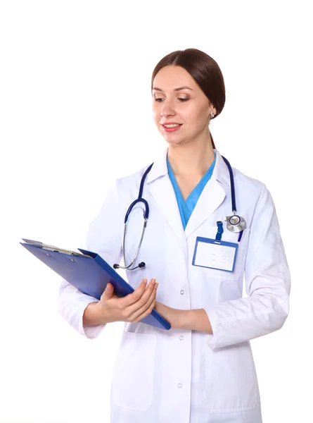 Joyeux sourire jeune belle femme médecin montrant zone vierge pour signe ou copyspace, isolé sur fond blanc Photo De Stock