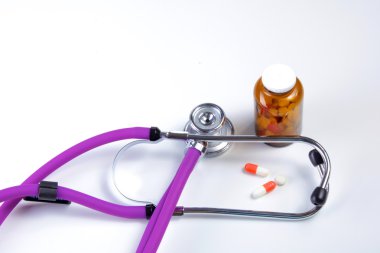 Beyaz arka plan üzerinde izole hapları ile sağlık stetoskop