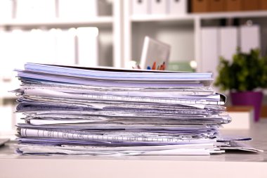 dosya yığını, beyaz arka plan ile dosya klasörü