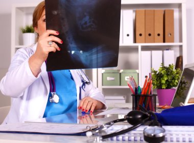 Ofis masasındaki kadın doktor