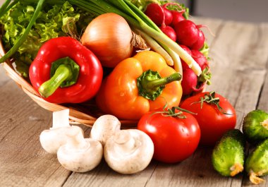 Sebzeler. Sepette taze biyo sebze. Doğa Arkaplanı Üzerine