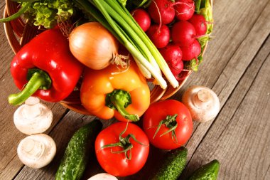 Sebzeler. Sepette taze biyo sebze. Doğa Arkaplanı Üzerine