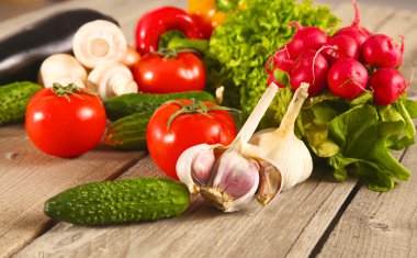 Sebzeler. Sepette taze biyo sebze. Doğa Arkaplanı Üzerine