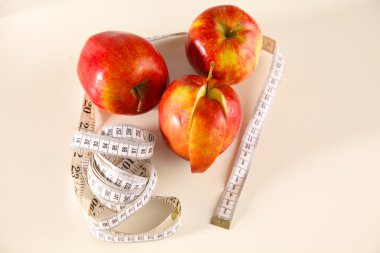 steteskop ile beyaz zemin üzerine kırmızı elmalar