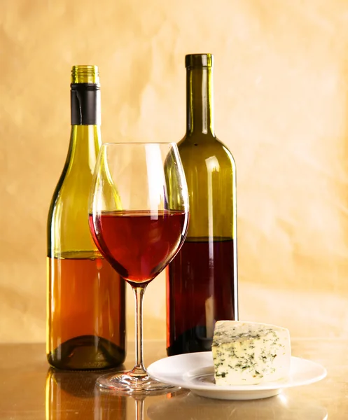 Botella de vino y copa de vino en una mesa de vidrio — Foto de Stock