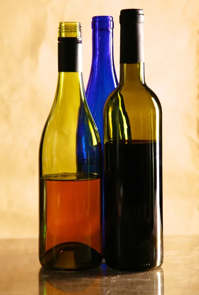 Бутылка вина и бокал вина на стеклянном столе — стоковое фото