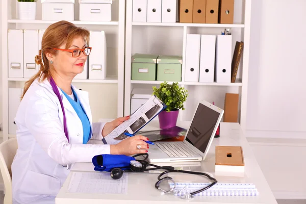 Doctora en el escritorio en el consultorio — Foto de Stock