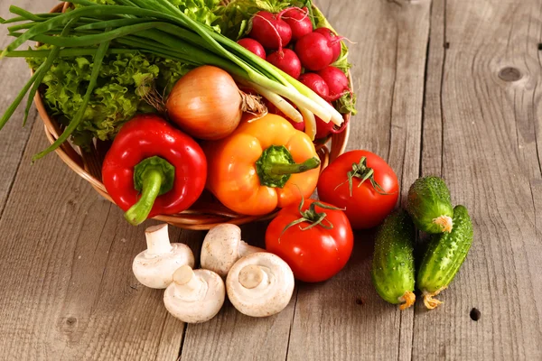 Verduras. Fresh Bio Vegetable in a Basket. Sobre el fondo natural — Foto de Stock