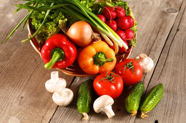 Des légumes. Légumes bio frais dans un panier. Sur la nature Contexte — Photo