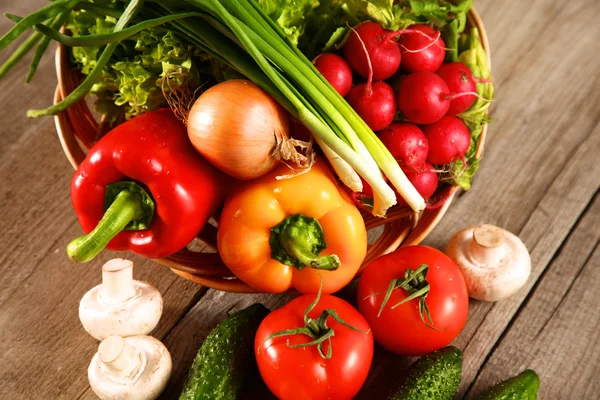 Des légumes. Légumes bio frais dans un panier. Sur la nature Contexte — Photo