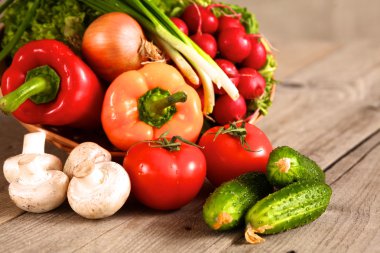 Sebzeler. Sepette taze biyo sebze. Doğa Arkaplanı Üzerine