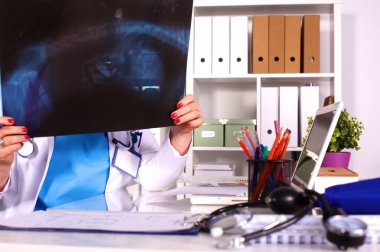 Ofis masasındaki kadın doktor