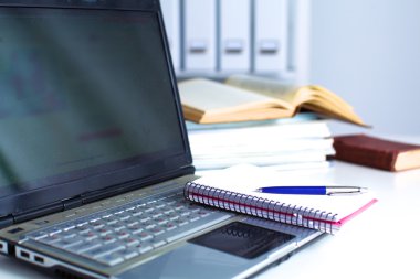 Ofis Masaları boş not defteri ve dizüstü bilgisayar ile