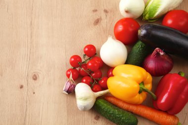 Sebzeler. Sepette taze biyo sebze. Doğa Arkaplanı Üzerine