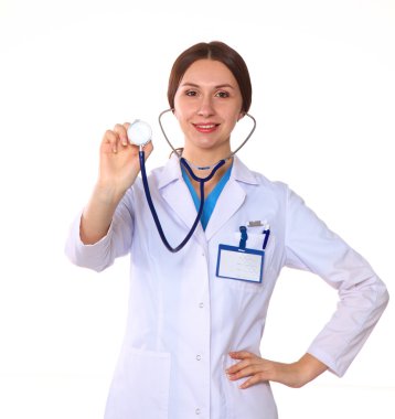 boş alan işareti veya beyaz arka plan üzerinde izole boşaltmak için gösterilen mutlu gülümseyen genç güzel kadın doktor