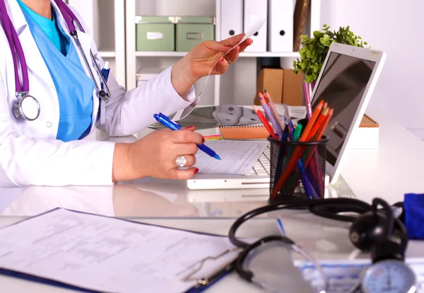 Médica feminina na mesa no escritório — Fotografia de Stock