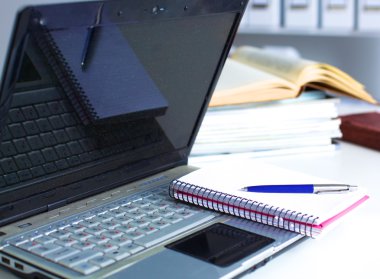 Ofis Masaları boş not defteri ve dizüstü bilgisayar ile