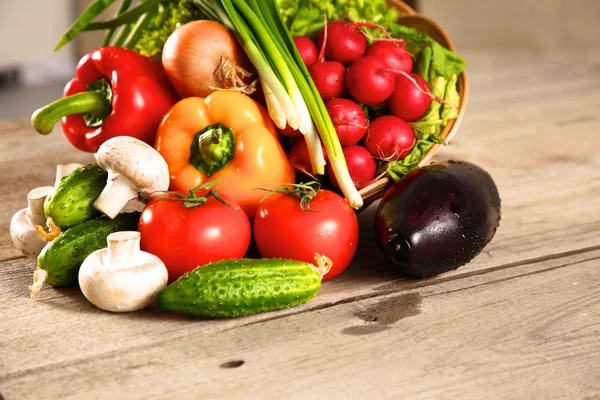 Des légumes. Légumes bio frais dans un panier. Sur la nature Contexte — Photo