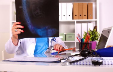 Ofis masasındaki kadın doktor