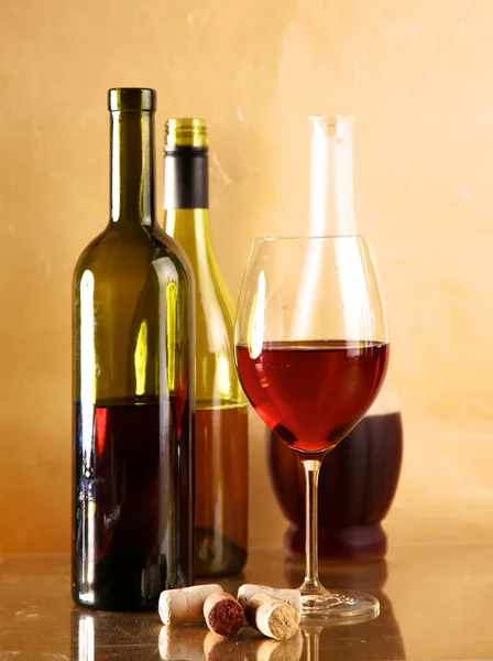 Botella de vino y copa de vino en una mesa de vidrio — Foto de Stock