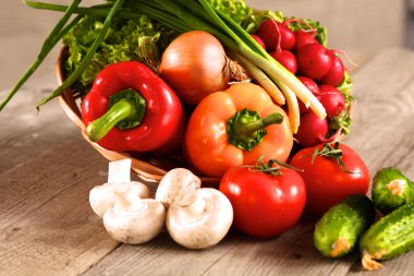 Sebzeler. Sepette taze biyo sebze. Doğa Arkaplanı Üzerine