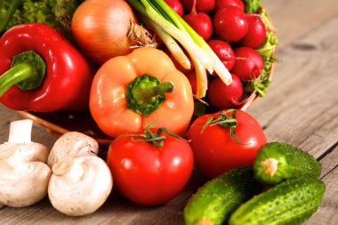 Sebzeler. Sepette taze biyo sebze. Doğa Arkaplanı Üzerine