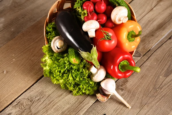 Des légumes. Légumes bio frais dans un panier. Sur la nature Contexte — Photo