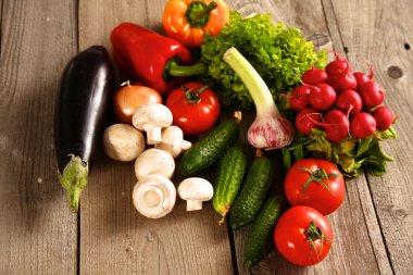 Sebzeler. Sepette taze biyo sebze. Doğa Arkaplanı Üzerine