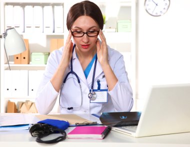 boş alan işareti veya beyaz arka plan üzerinde izole boşaltmak için gösterilen mutlu gülümseyen genç güzel kadın doktor