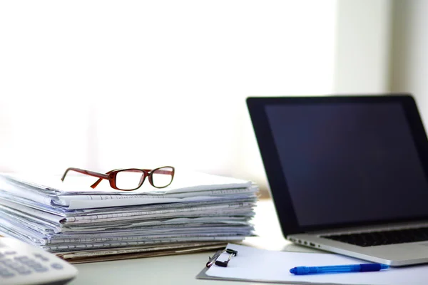 Table de bureau avec bloc-notes vierge et ordinateur portable — Photo