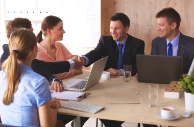 İş karşılıklı. İki işadamı el birbirleri ile ofiste