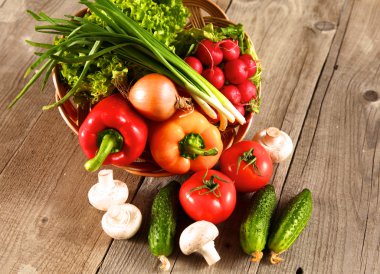 Sebzeler. Sepette taze biyo sebze. Doğa Arkaplanı Üzerine