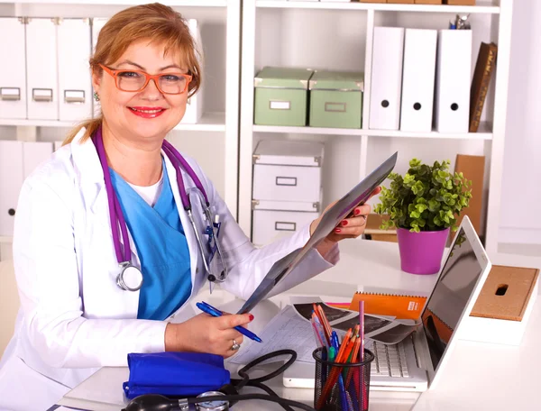 Doctora en el escritorio en el consultorio —  Fotos de Stock