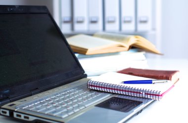 Ofis Masaları boş not defteri ve dizüstü bilgisayar ile