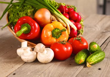 Sebzeler. Sepette taze biyo sebze. Doğa Arkaplanı Üzerine