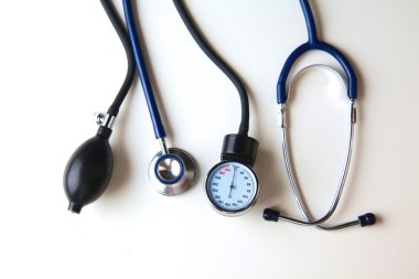 Gümüş stetoskop tonda bir dizüstü bilgisayar, mavi yalancılık aşağı