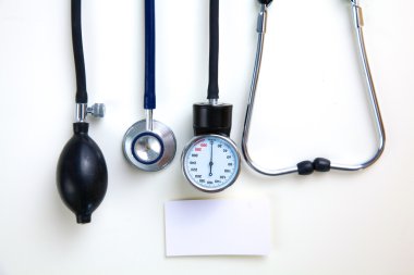 Gümüş stetoskop tonda bir dizüstü bilgisayar, mavi yalancılık aşağı