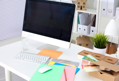 Bilgisayarı ve ahşap masasında akıllı telefonu olan bir ofis.