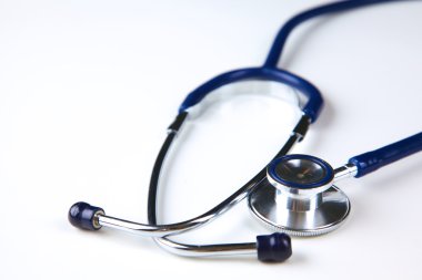 Gümüş stetoskop tonda bir dizüstü bilgisayar, mavi yalancılık aşağı