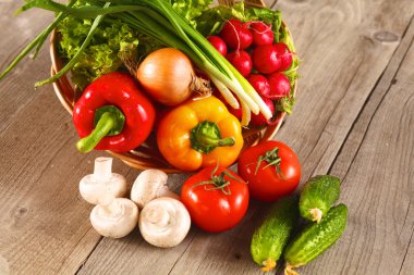 Sebzeler. Sepette taze biyo sebze. Doğa Arkaplanı Üzerine