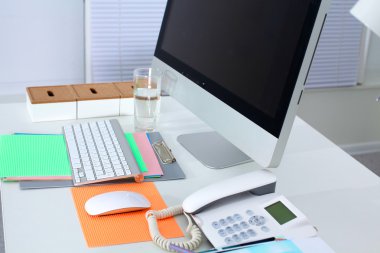 Tablo Tasarımcısı çalışma alanı ile bir bilgisayar ve evrak