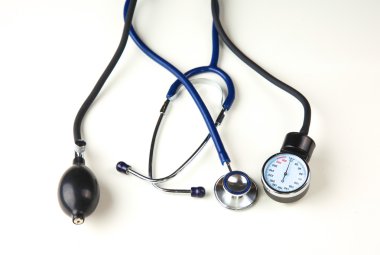 Gümüş stetoskop tonda bir dizüstü bilgisayar, mavi yalancılık aşağı