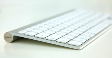 Cliping yolu ile beyaz arka plan üzerinde izole Modern alüminyum bilgisayar klavye